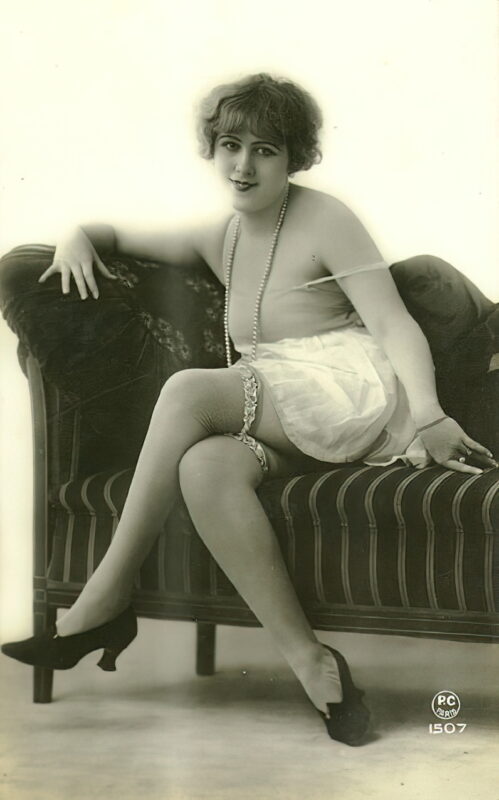 Very high Quality Nude Men and Women in Full Black and White from the Classic Vintage Retro Era Volume 2 of Vintage Erotica and Photo Image Galleries of Classic Women Nude in the 1800s to the 1920s