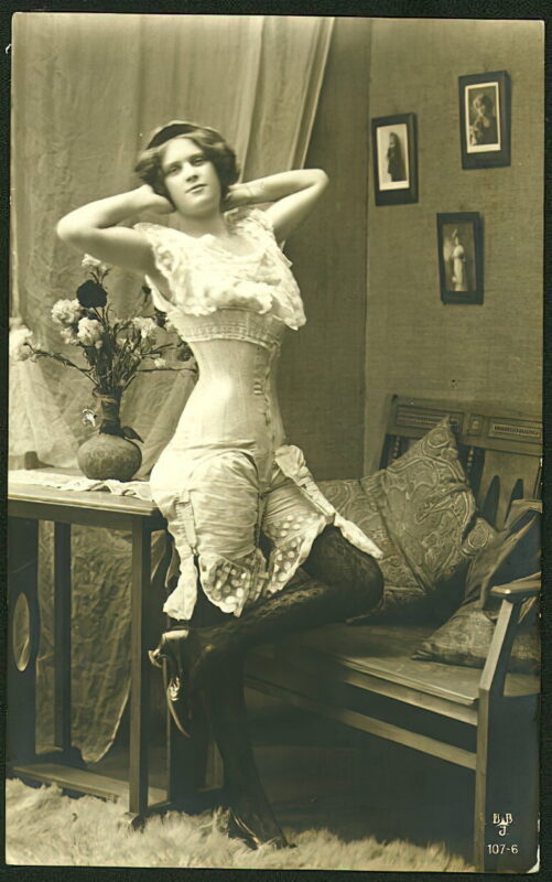 Very high Quality Nude Men and Women in Full Black and White from the Classic Vintage Retro Era Volume 2 of Vintage Erotica and Photo Image Galleries of Classic Women Nude in the 1800s to the 1920s