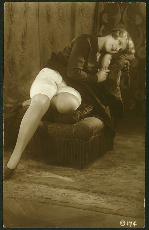 Very high Quality Nude Men and Women in Full Black and White from the Classic Vintage Retro Era Volume 2 of Vintage Erotica and Photo Image Galleries of Classic Women Nude in the 1800s to the 1920s