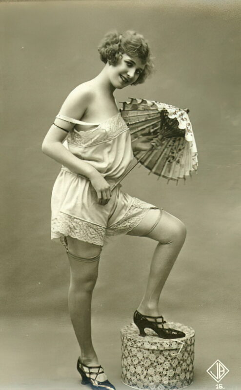 Very high Quality Nude Men and Women in Full Black and White from the Classic Vintage Retro Era Volume 2 of Vintage Erotica and Photo Image Galleries of Classic Women Nude in the 1800s to the 1920s