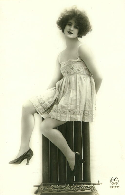 Very high Quality Nude Men and Women in Full Black and White from the Classic Vintage Retro Era Volume 2 of Vintage Erotica and Photo Image Galleries of Classic Women Nude in the 1800s to the 1920s