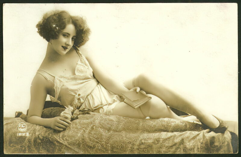 Very high Quality Nude Men and Women in Full Black and White from the Classic Vintage Retro Era Volume 2 of Vintage Erotica and Photo Image Galleries of Classic Women Nude in the 1800s to the 1920s