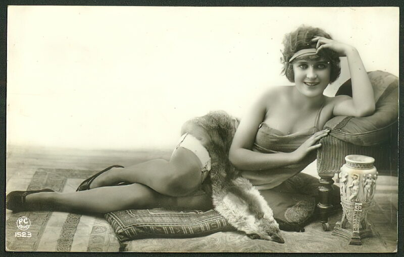 Very high Quality Nude Men and Women in Full Black and White from the Classic Vintage Retro Era Volume 2 of Vintage Erotica and Photo Image Galleries of Classic Women Nude in the 1800s to the 1920s