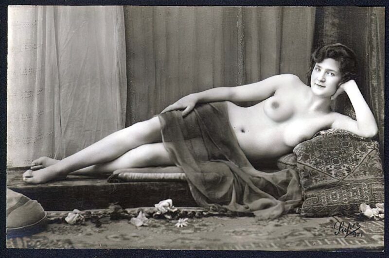 Very high Quality Nude Men and Women in Full Black and White from the Classic Vintage Retro Era Volume 2 of Vintage Erotica and Photo Image Galleries of Classic Women Nude in the 1800s to the 1920s