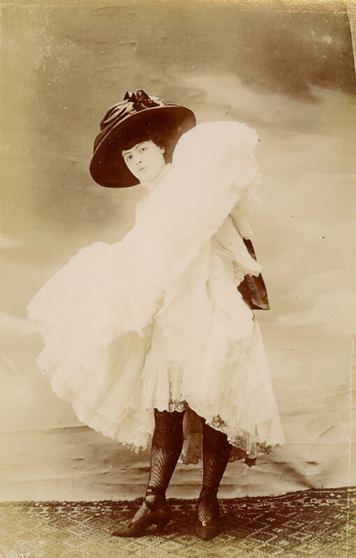 Very high Quality Nude Men and Women in Full Black and White from the Classic Vintage Retro Era Volume 2 of Vintage Erotica and Photo Image Galleries of Classic Women Nude in the 1800s to the 1920s