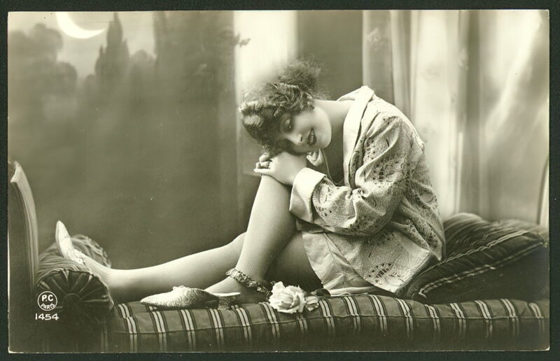 Very high Quality Nude Men and Women in Full Black and White from the Classic Vintage Retro Era Volume 2 of Vintage Erotica and Photo Image Galleries of Classic Women Nude in the 1800s to the 1920s