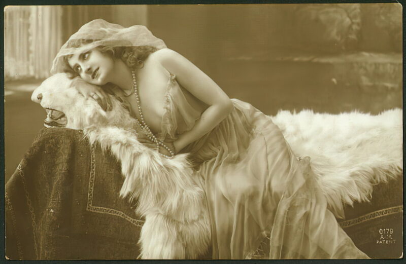 Very high Quality Nude Men and Women in Full Black and White from the Classic Vintage Retro Era Volume 2 of Vintage Erotica and Photo Image Galleries of Classic Women Nude in the 1800s to the 1920s