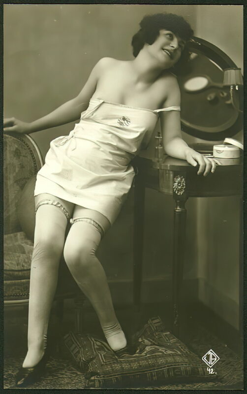 Very high Quality Nude Men and Women in Full Black and White from the Classic Vintage Retro Era Volume 2 of Vintage Erotica and Photo Image Galleries of Classic Women Nude in the 1800s to the 1920s