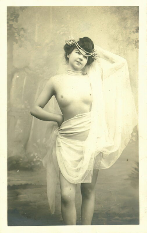 Very high Quality Nude Men and Women in Full Black and White from the Classic Vintage Retro Era Volume 2 of Vintage Erotica and Photo Image Galleries of Classic Women Nude in the 1800s to the 1920s