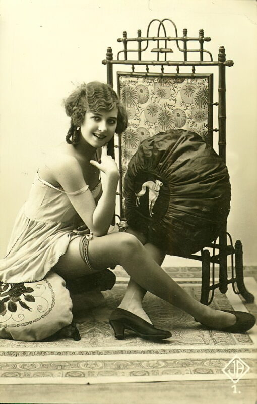 Very high Quality Nude Men and Women in Full Black and White from the Classic Vintage Retro Era Volume 2 of Vintage Erotica and Photo Image Galleries of Classic Women Nude in the 1800s to the 1920s