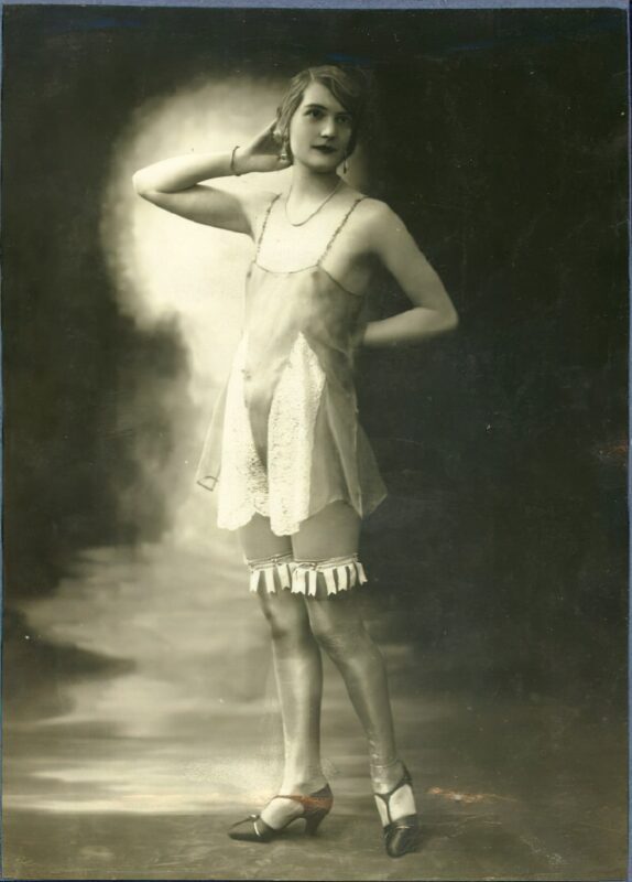 Very high Quality Nude Men and Women in Full Black and White from the Classic Vintage Retro Era Volume 2 of Vintage Erotica and Photo Image Galleries of Classic Women Nude in the 1800s to the 1920s