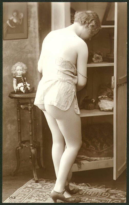 Very high Quality Nude Men and Women in Full Black and White from the Classic Vintage Retro Era Volume 2 of Vintage Erotica and Photo Image Galleries of Classic Women Nude in the 1800s to the 1920s