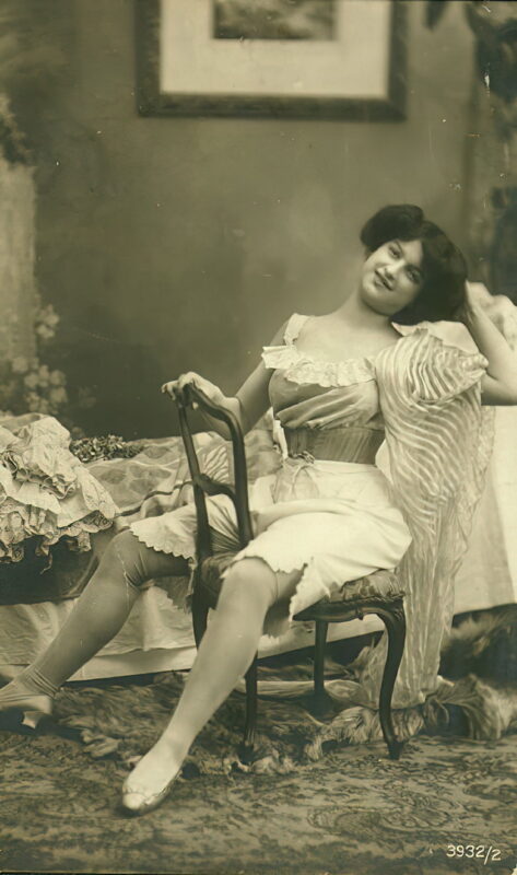 Very high Quality Nude Men and Women in Full Black and White from the Classic Vintage Retro Era Volume 2 of Vintage Erotica and Photo Image Galleries of Classic Women Nude in the 1800s to the 1920s