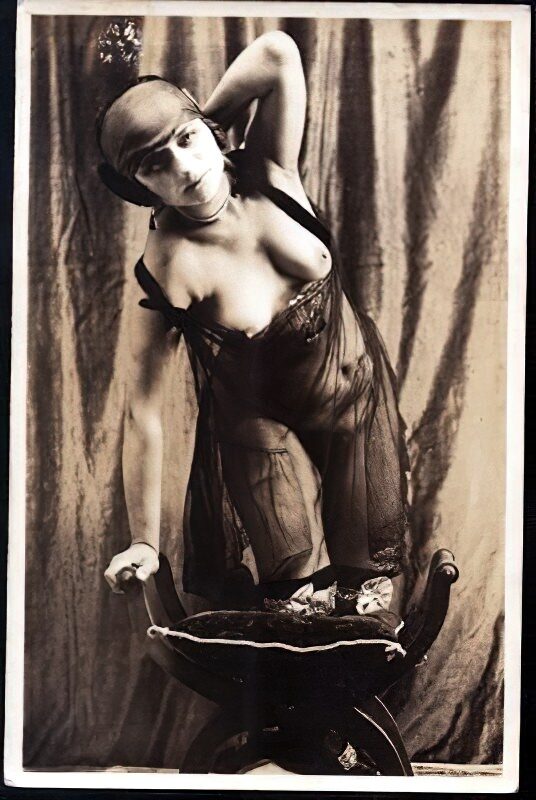 Classic Vintage Retro Nude Men and Women in Full Black and White from 1800s to the 1920's Volume 3 of Vintage Erotica and Photo Image Galleries of Classic Women Nude in the 1800s to the 1920s