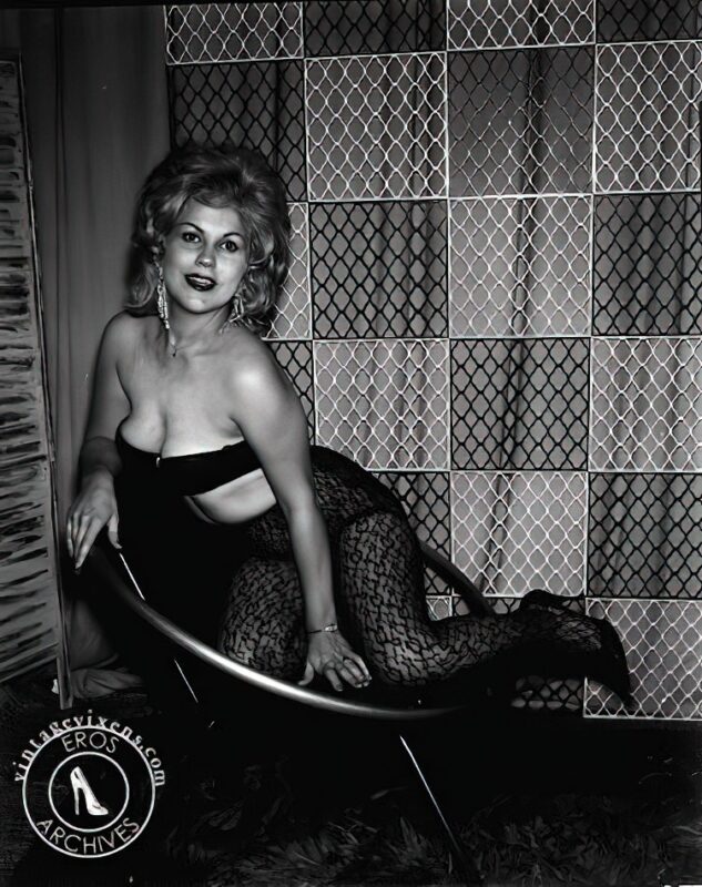 Retro Girls naked in the 1960's Vintage Erotica and Photo Image Galleries of Classic Women Nude in the 1960's