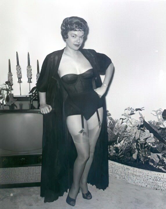 Vintage Erotica and Photo Image Galleries of Classic Women Nude in the 1950's