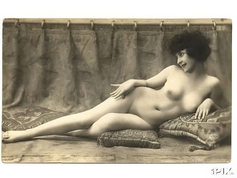 Volume 1 of Black and White Image of Naked / Nude Woman in the Classic Retro Period Volume 1 of Black and White Photo of Naked / Nude Women and Girls in the Vintage Era