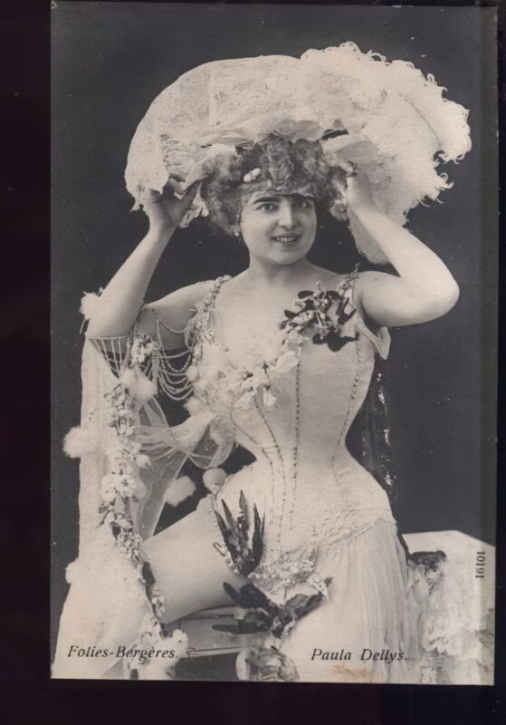 Volume 1 of Black and White Image of Naked / Nude Woman in the Classic Retro Period Volume 1 of Black and White Photo of Naked / Nude Women and Girls in the Vintage Era