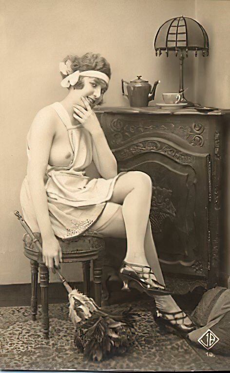 Volume 1 of Black and White Image of Naked / Nude Woman in the Classic Retro Period Volume 1 of Black and White Photo of Naked / Nude Women and Girls in the Vintage Era