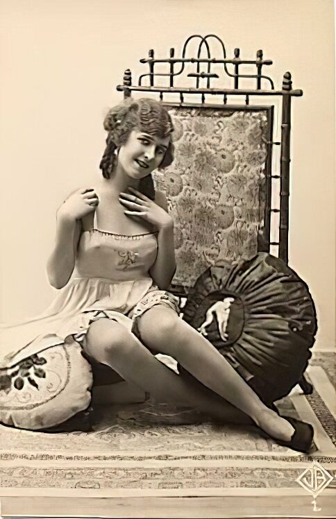 Volume 1 of Black and White Image of Naked / Nude Woman in the Classic Retro Period Volume 1 of Black and White Photo of Naked / Nude Women and Girls in the Vintage Era