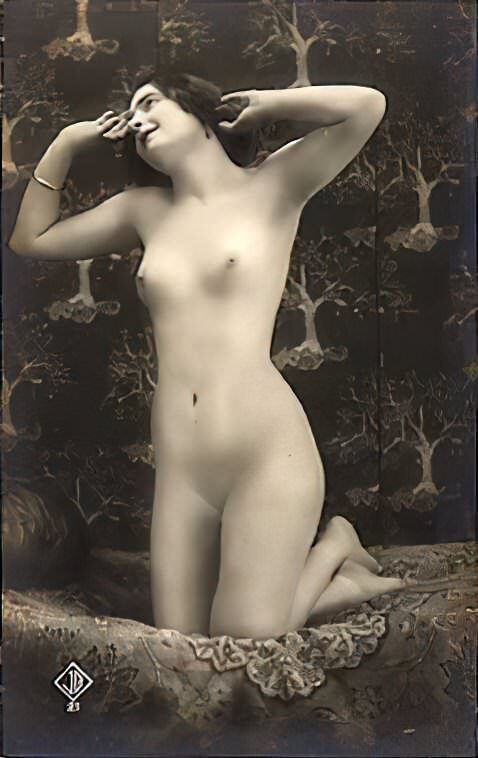 Volume 1 of Black and White Image of Naked / Nude Woman in the Classic Retro Period Volume 1 of Black and White Photo of Naked / Nude Women and Girls in the Vintage Era