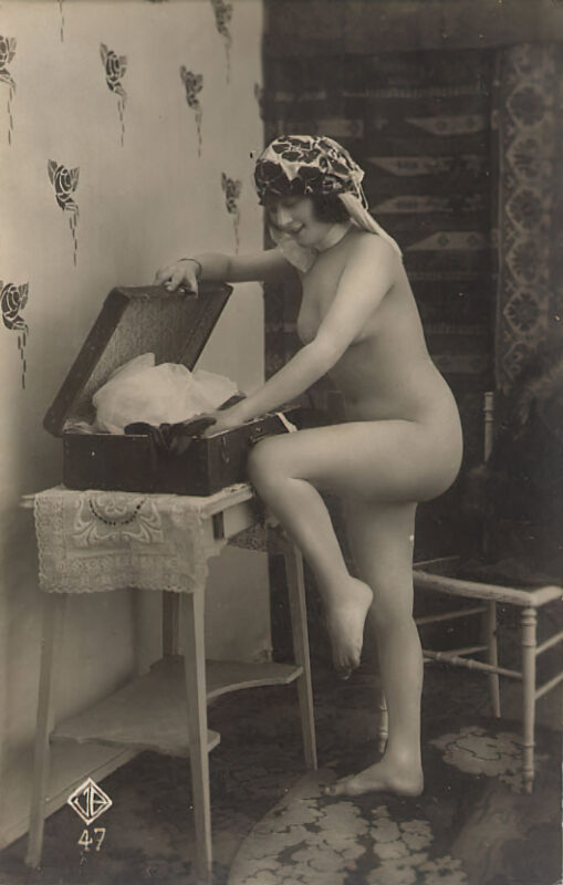 Volume 1 of Black and White Image of Naked / Nude Woman in the Classic Retro Period Volume 1 of Black and White Photo of Naked / Nude Women and Girls in the Vintage Era