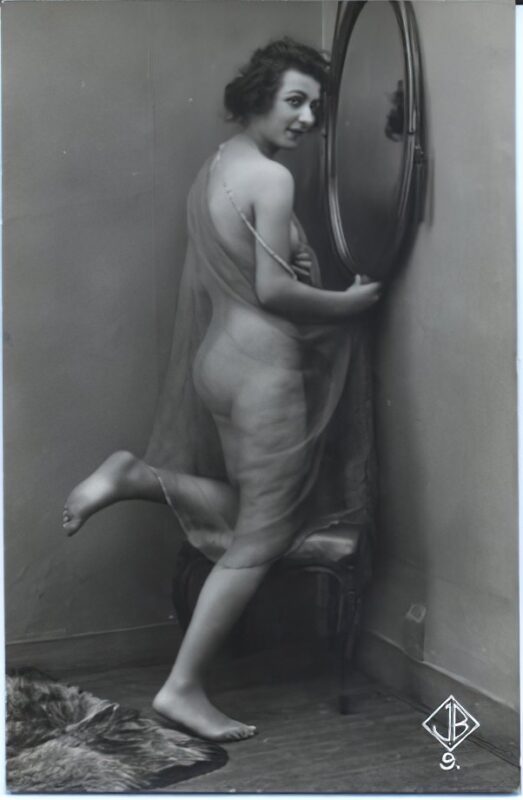 Volume 1 of Black and White Image of Naked / Nude Woman in the Classic Retro Period Volume 1 of Black and White Photo of Naked / Nude Women and Girls in the Vintage Era
