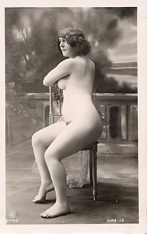 Volume 1 of Black and White Image of Naked / Nude Woman in the Classic Retro Period Volume 1 of Black and White Photo of Naked / Nude Women and Girls in the Vintage Era