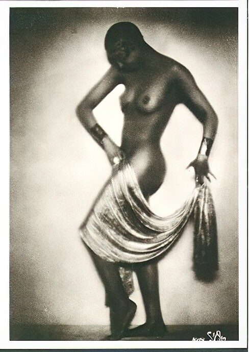 Volume 1 of Black and White Image of Naked / Nude Woman in the Classic Retro Period Volume 1 of Black and White Photo of Naked / Nude Women and Girls in the Vintage Era