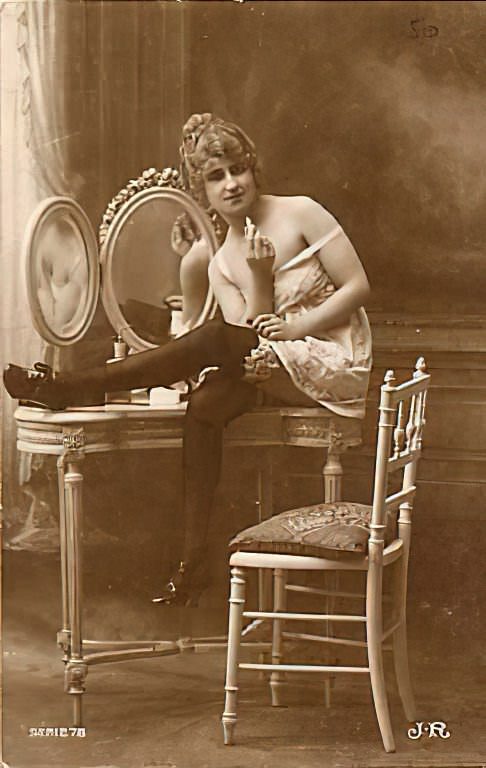 Volume 1 of Black and White Image of Naked / Nude Woman in the Classic Retro Period Volume 1 of Black and White Photo of Naked / Nude Women and Girls in the Vintage Era