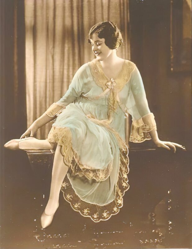 Photo 660 - Color Tint Vintage Nude Men and Women Sepia, Monochrome and Others Photo 660 - Color Tint Vintage Nude Men and Women Sepia, Monochrome and Others
