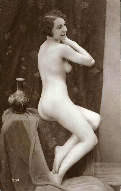Volume 1 of Black and White Image of Naked / Nude Woman in the Classic Retro Period Volume 1 of Black and White Photo of Naked / Nude Women and Girls in the Vintage Era