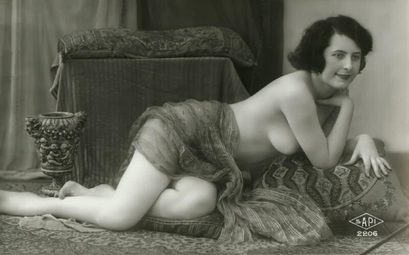 Volume 1 of Black and White Image of Naked / Nude Woman in the Classic Retro Period Volume 1 of Black and White Photo of Naked / Nude Women and Girls in the Vintage Era