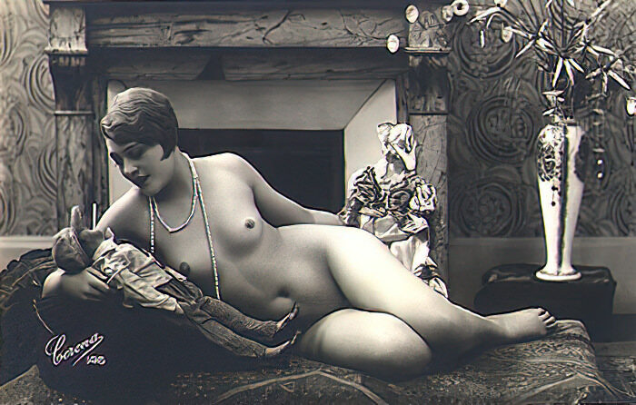 Volume 1 of Black and White Image of Naked / Nude Woman in the Classic Retro Period Volume 1 of Black and White Photo of Naked / Nude Women and Girls in the Vintage Era