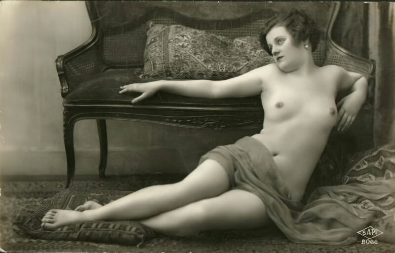 Volume 1 of Black and White Image of Naked / Nude Woman in the Classic Retro Period Volume 1 of Black and White Photo of Naked / Nude Women and Girls in the Vintage Era