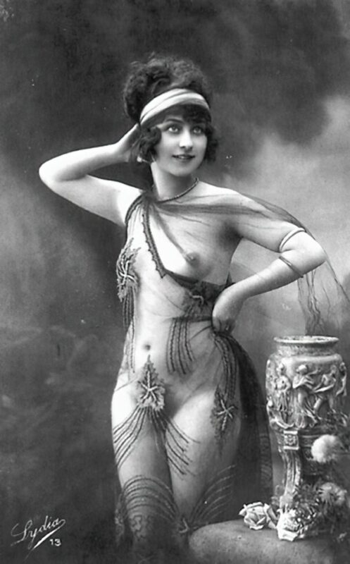 Volume 1 of Black and White Image of Naked / Nude Woman in the Classic Retro Period Volume 1 of Black and White Photo of Naked / Nude Women and Girls in the Vintage Era