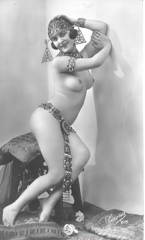 Volume 1 of Black and White Image of Naked / Nude Woman in the Classic Retro Period Volume 1 of Black and White Photo of Naked / Nude Women and Girls in the Vintage Era