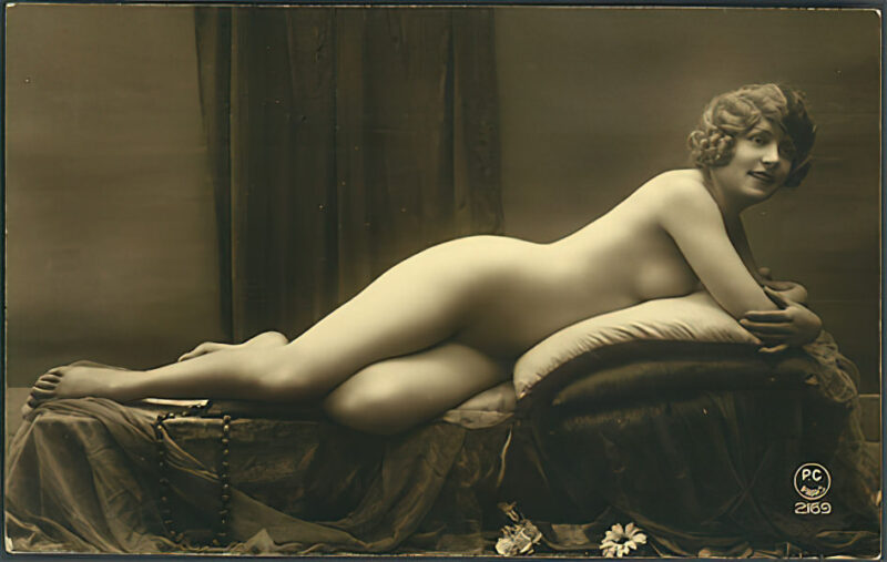 Volume 1 of Black and White Image of Naked / Nude Woman in the Classic Retro Period Volume 1 of Black and White Photo of Naked / Nude Women and Girls in the Vintage Era