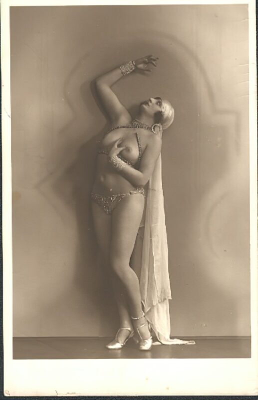 Volume 3 of Black and White Photo of Naked / Nude Women and Girls in the Vintage Era