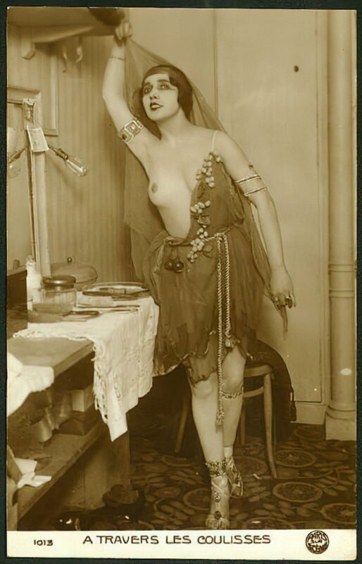 Volume 1 of Black and White Image of Naked / Nude Woman in the Classic Retro Period Volume 1 of Black and White Photo of Naked / Nude Women and Girls in the Vintage Era