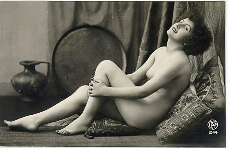 Volume 1 of Black and White Image of Naked / Nude Woman in the Classic Retro Period Volume 1 of Black and White Photo of Naked / Nude Women and Girls in the Vintage Era