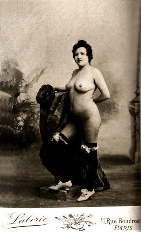 Volume 1 of Black and White Image of Naked / Nude Woman in the Classic Retro Period Volume 1 of Black and White Photo of Naked / Nude Women and Girls in the Vintage Era