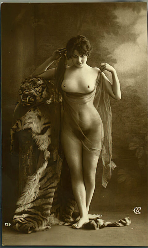 Volume 1 of Black and White Image of Naked / Nude Woman in the Classic Retro Period Volume 1 of Black and White Photo of Naked / Nude Women and Girls in the Vintage Era