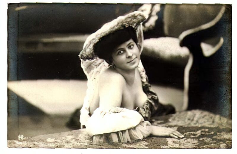 Volume 4 of Black and White Image of Naked / Nude Women and Girls in the Vintage Era