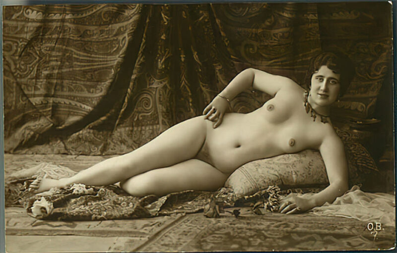 Volume 1 of Black and White Image of Naked / Nude Woman in the Classic Retro Period Volume 1 of Black and White Photo of Naked / Nude Women and Girls in the Vintage Era