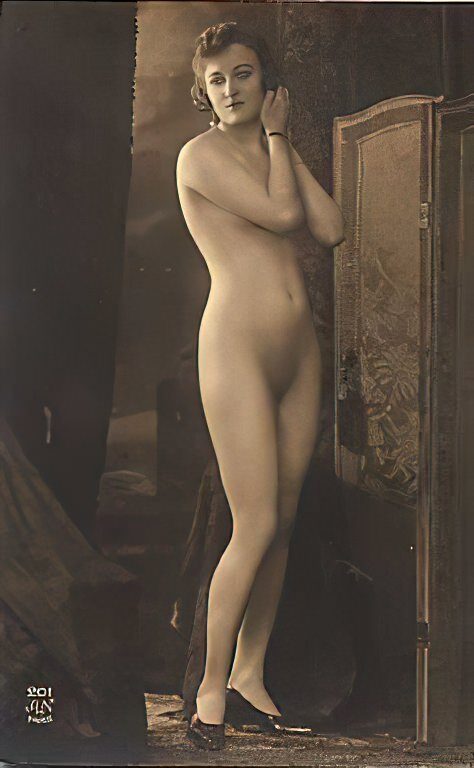 B&W Volume 5 Image of Naked / Nude Woman in the Vintage Era