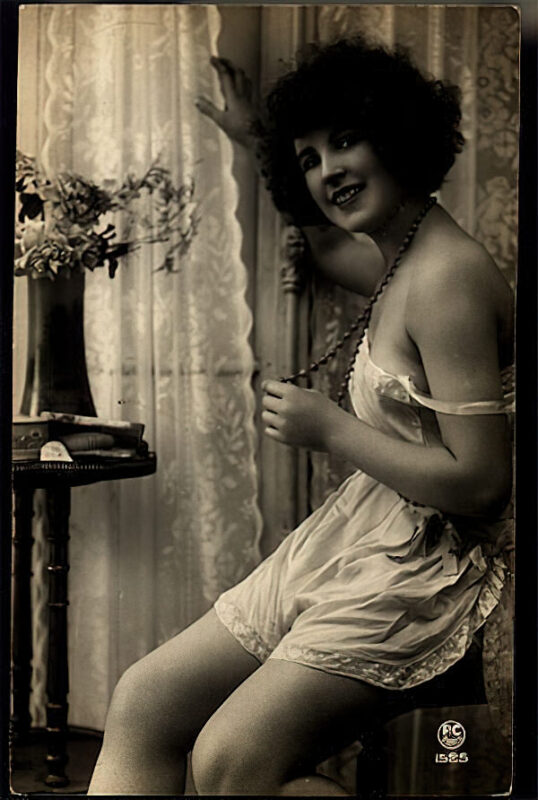 B&W Volume 5 Image of Naked / Nude Woman in the Vintage Era