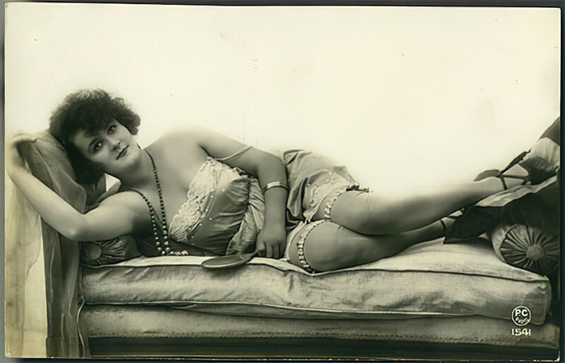 B&W Volume 5 Image of Naked / Nude Woman in the Vintage Era