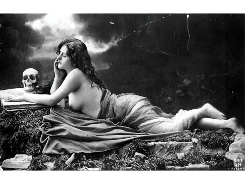 Volume 1 of Black and White Image of Naked / Nude Woman in the Classic Retro Period Volume 1 of Black and White Photo of Naked / Nude Women and Girls in the Vintage Era