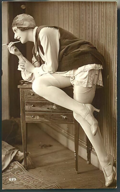 B&W Volume 5 Image of Naked / Nude Woman in the Vintage Era